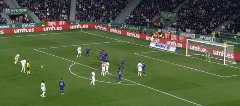 托马斯·弗兰克因指责球迷嘘门将引发争议，面临解雇风险，热刺战绩不佳，球迷矛盾加剧，球队正寻求替补教练。