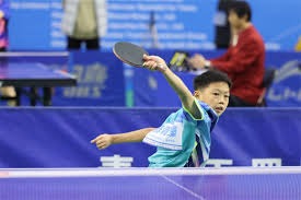 致敬李惠堂，赞助商犀旺送给魏祥鑫一颗柚子足球